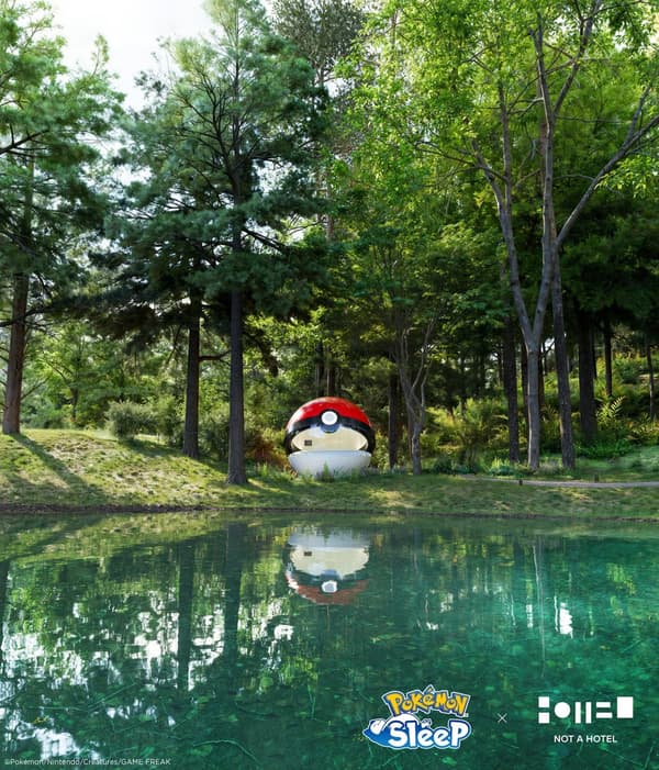 Vista exterior del hotel con forma de Poké Ball