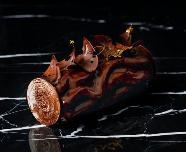 Pastel de tronco de chocolate Bûche de Noël decorado con hojas de chocolate