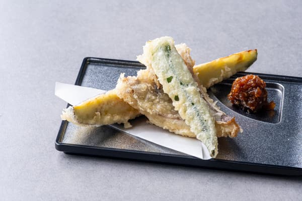 Tempura de seta abulón negro, okra y berenjena larga con miso de rábano daikon seco