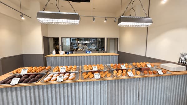 Interior Mountain dengan roti mentega garam yang baru dipanggang dipajang