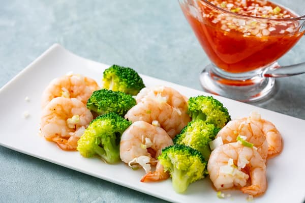 Chilled shrimp in chili sauce