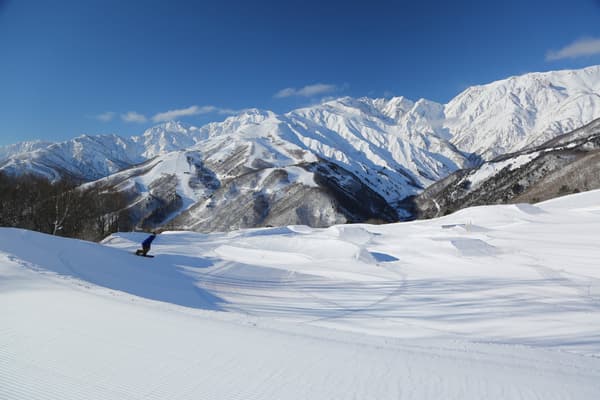 A variety of courses with sweeping views of the Northern Alps