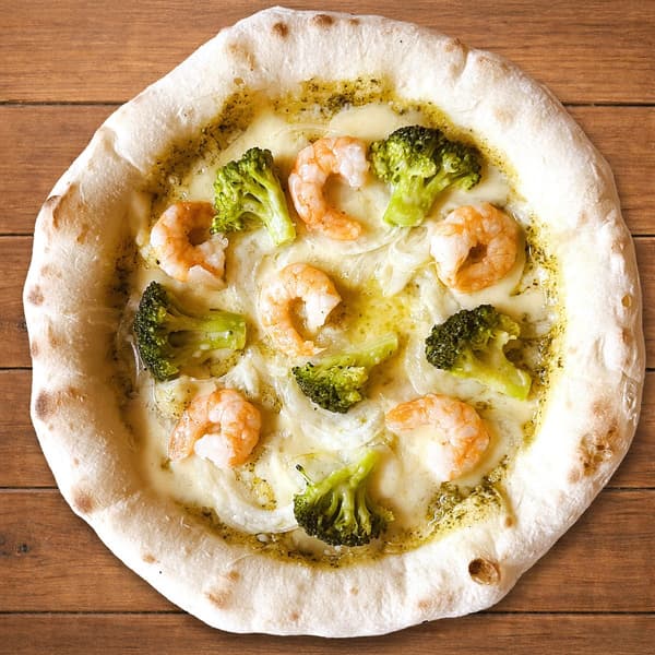 Vannamei shrimp and broccoli pizza with basil sauce