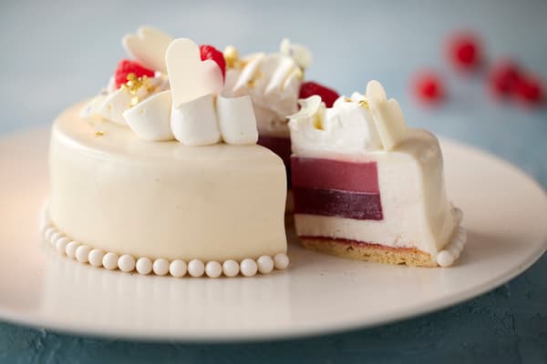 带有优雅白色外观的白巧克力和浆果慕斯