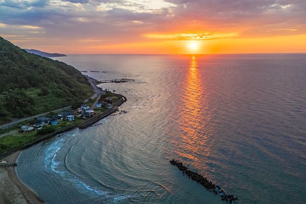 Situado en una colina con vistas al mar del Japón, Glamping Souten Kaihou ofrece vistas al océano desde las 11 unidades