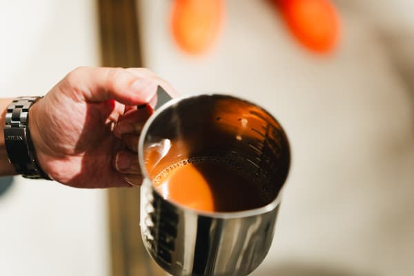 Té infusionado en el mosto, adquiriendo un color similar al del té con leche