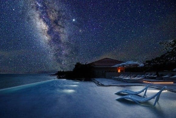 “静谧泳池”上方的星空（冬季加热，全年使用）