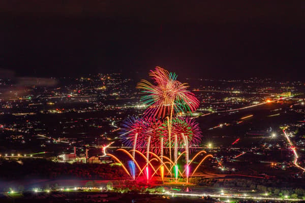 Azumino's night sky colored by 4,000 fireworks