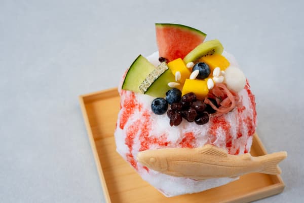 Es serut rakit sendiri Saiyu dengan matcha Ibi, stroberi Gifu, dan monaka ayu