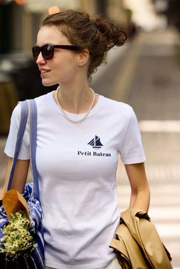 带有品牌档案游艇LOGO印花的白色T恤