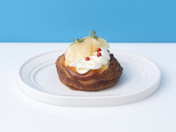 Peach Cheese Tart ¥389 / Curly's Croissant TOKYO BAKE STAND