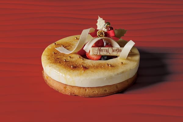 Tarte Fromage, tart dengan tekstur yang lembut dan meleleh serta rasa keju yang kaya, dengan aksen buah beri
