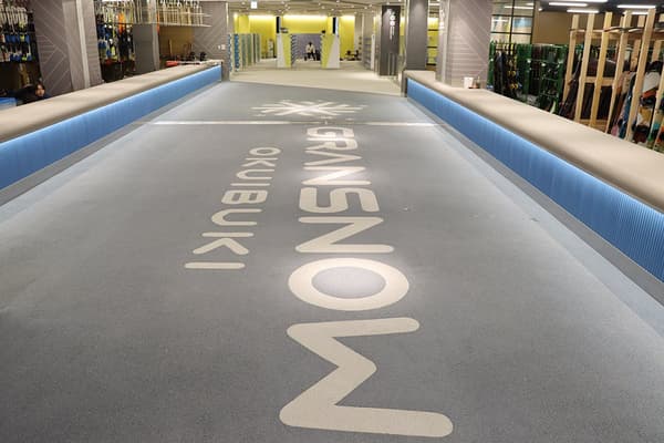 宽敞的走廊，舒适的流动，采用橡胶芯片地板，带有滑雪场标志设计，方便行走