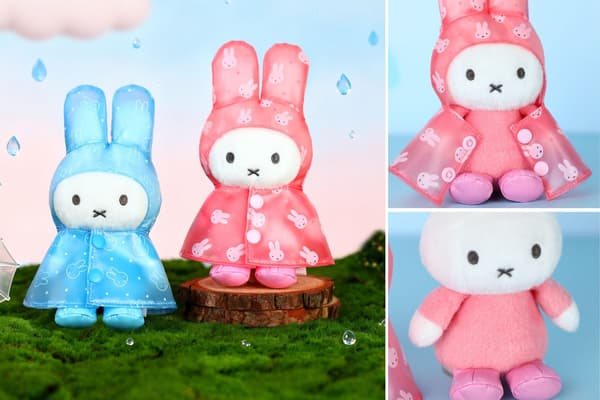 ภาพระยะใกล้ของพวงกุญแจตุ๊กตา Miffy ชุดกันฝน
