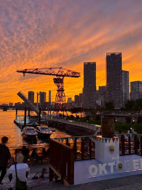 Atardecer en el evento de 2025