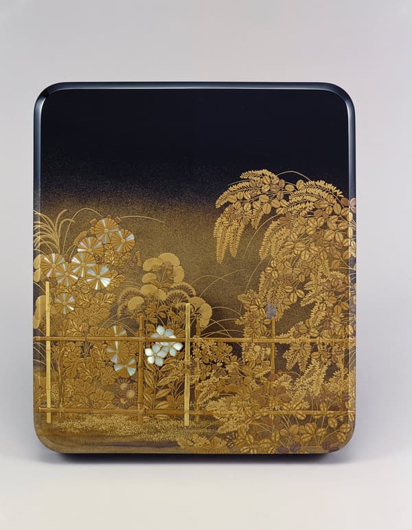 Koda Shuetsu (迎田秋悦), 秋草蒔絵硯箱, periodo Taisho (siglo XX), Sen-oku Hakukokan Tokio (泉屋博古館東京). Expuesto en el primer periodo de la exposición