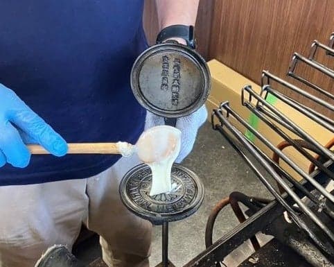 Horneando a mano una galleta carbonatada senbei