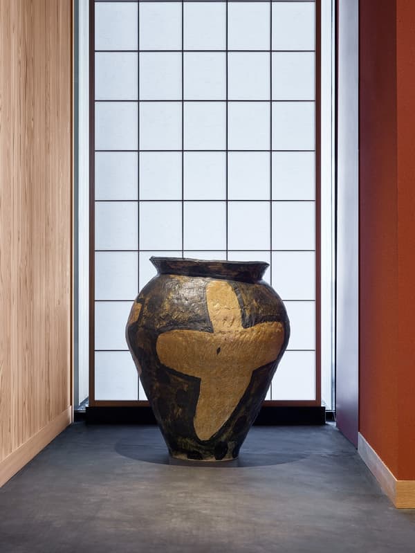 Ceramic vessel by Hiroki Miura
