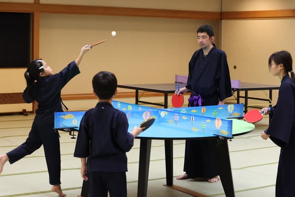 供四人同時對打的圓形球桌