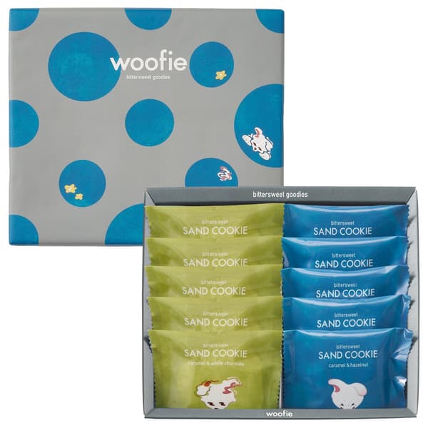 woofie 沙布列饼干 10 枚入礼盒，开启状态展示各五枚焦糖与白巧克力及焦糖与榛子口味
