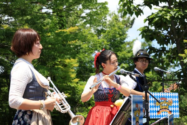 幸せビアフェス音樂隊在慶典演出