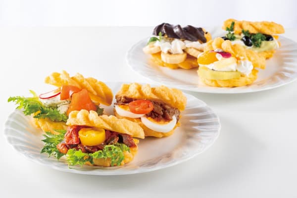 配有配料的薄煎饼