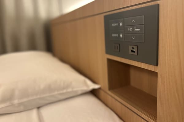 Kepala tempat tidur yang didesain ulang dengan stopkontak pengisian daya dan port USB