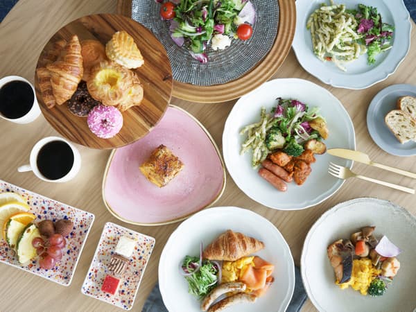 Sarapan di Mitsui Garden Hotel Yokohama Minatomirai Premier, dengan French toast yang dimasak sesuai pesanan di live kitchen