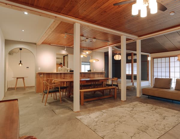 餐桌搭配兩張沙發，打造舒適的休憩空間