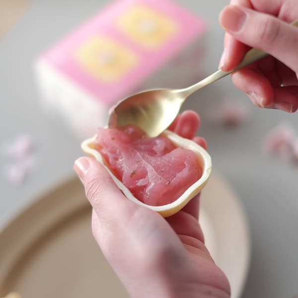 將豆沙餡放入小倉鼠最中餅皮中