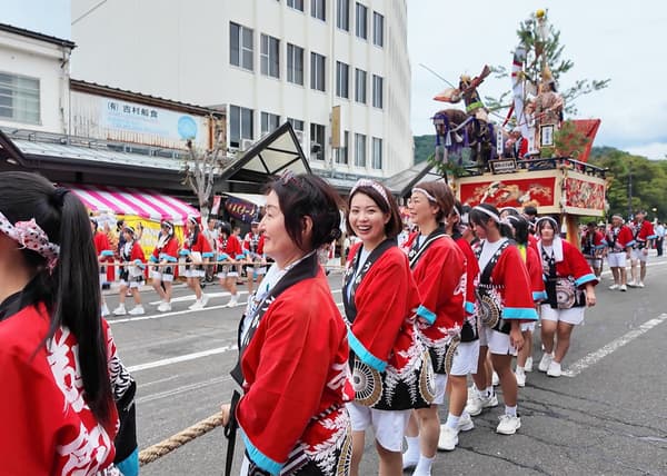 与当地居民一起拉祭典彩车