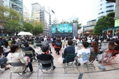Público en una proyección de cine al aire libre
