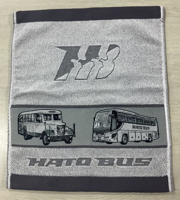 ผ้าขนหนูดั้งเดิมที่มีการออกแบบรถ Hato Bus ทั้งรุ่นเก่าและรุ่นใหม่