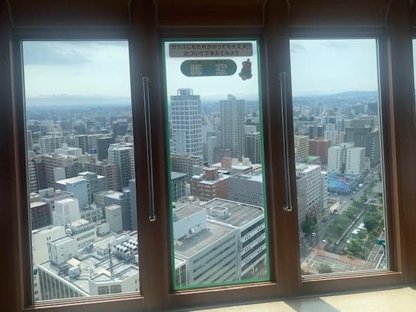 Jendela kaca miring di dek observasi Sapporo TV Tower