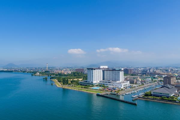 平静的琵琶湖水在酒店前展开