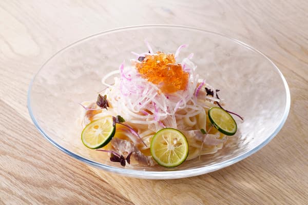 地鸡配酸橘乌冬面及水果赛松果冻