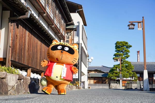 Nonta 沿着西条清酒酿酒厂街行走