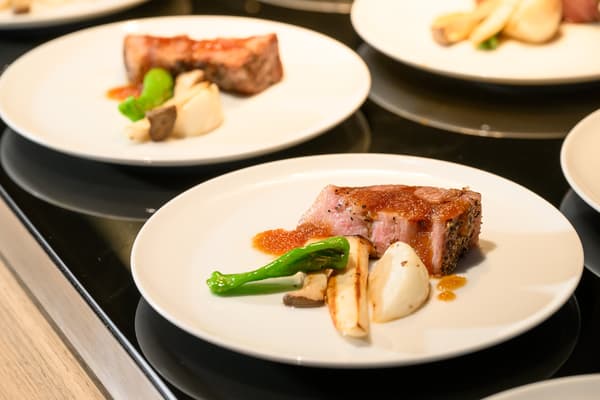 早餐：烤北海道豬肉和時令蔬菜