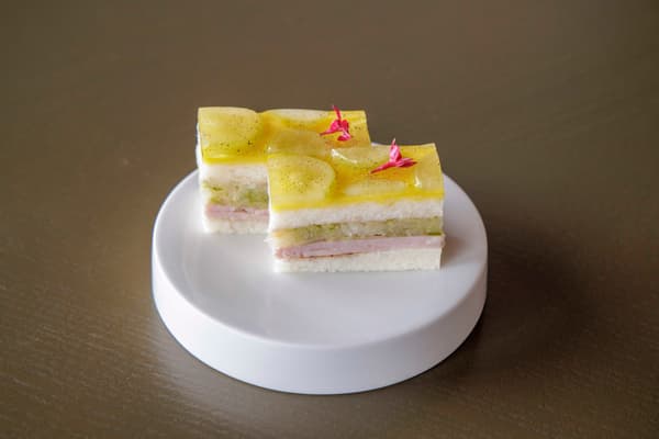 包含香印麝香葡萄與豬肉火腿三明治的鹹點精選