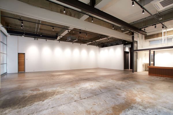 บรรยากาศภายใน calif art gallery