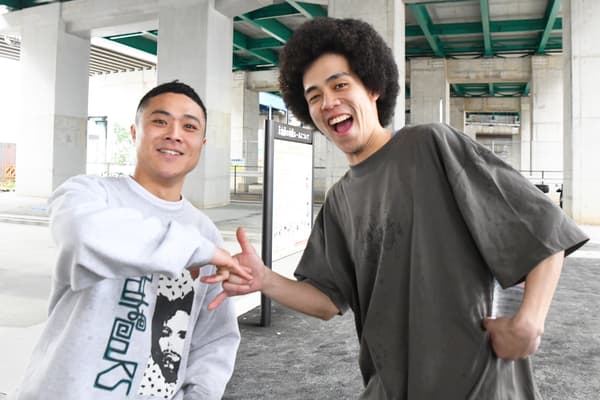 在開幕式上進行示範表演的岡田仁之助（左）