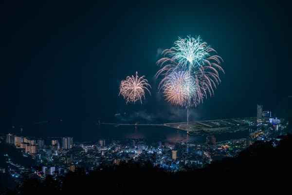 Fireworks from the Atami Marine Fireworks Festival can be seen from the restaurant