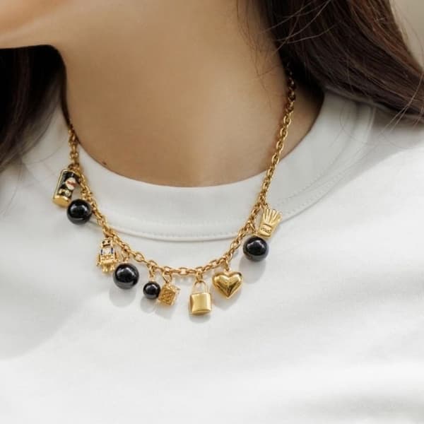 Kalung pita KAJA BIJOUX yang dapat ditata dengan berbagai cara