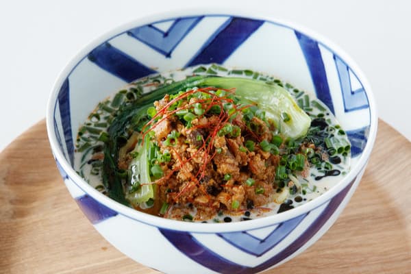 以有田燒盛裝的菇類純素香料咖哩
