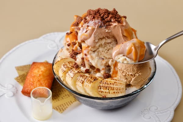 Two parfait-style shaved ice creations from デリーモ