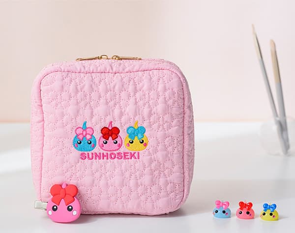 Hoppe-chan 淺粉色菱格紋化妝包，飾有緞帶縫紋圖案