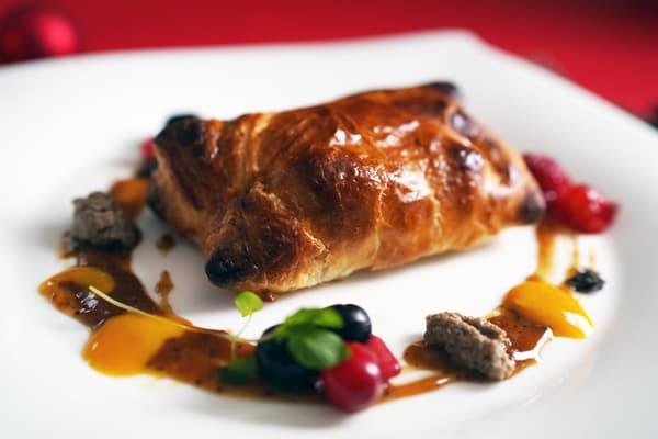 Chinese Restaurant SANGU Christmas Dinner 2026: Pie-wrapped baked Japanese black beef and foie gras with red berry and truffle black pepper sauce