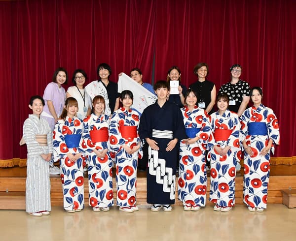 “您想和市民一起跳敦贺的灵魂之舞吗？非常欢迎民俗舞蹈初学者！”民俗舞蹈老师佐野女士（前排最左）