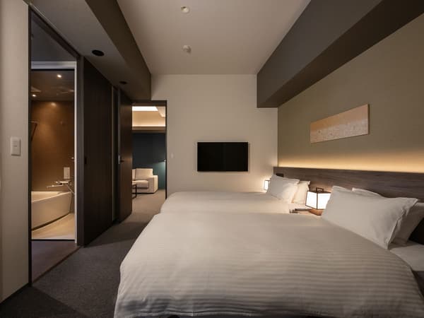 Dormitorio de una suite con dos camas