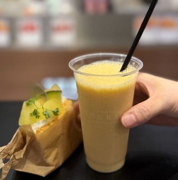 Sándwich de chifón y zumo mixto